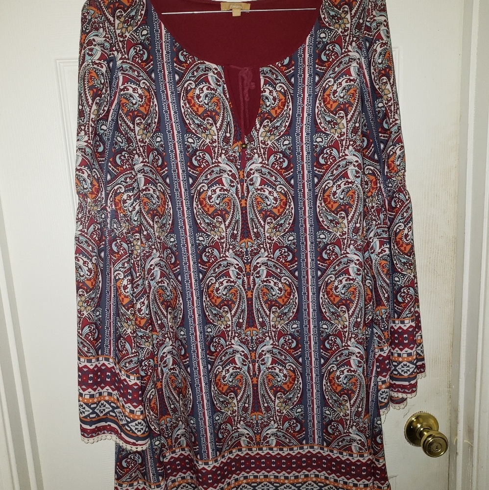 Short loose dress with bell sleeves